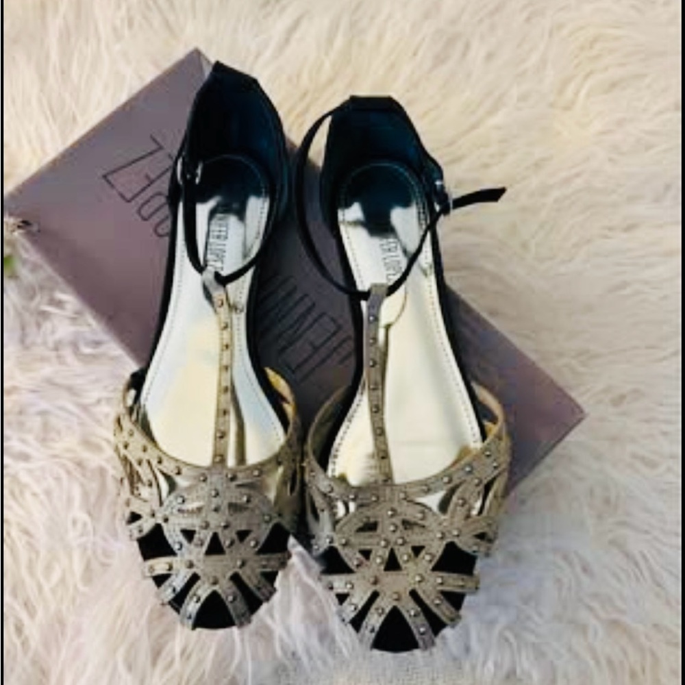 ✅🆕Jennifer Lopez Silver Sparkly T-Strap Flat Shoes: